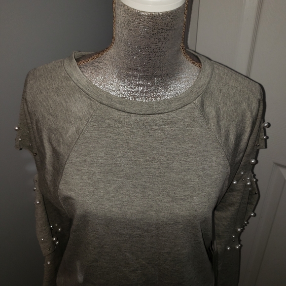 Gray Cut Out Sleeve Shirt/ Pearls and Studs - Picture 4 of 7